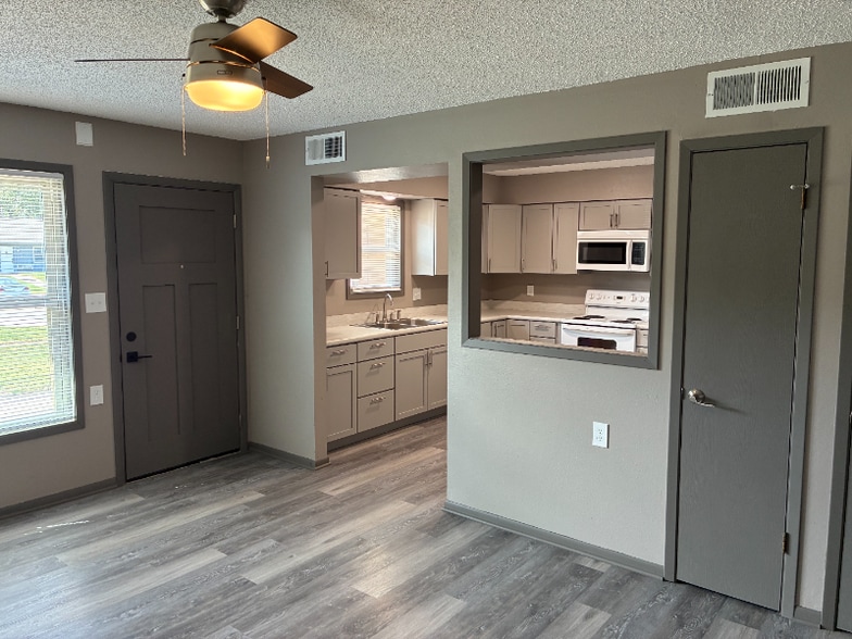 Building Photo - 501 S Cedar St