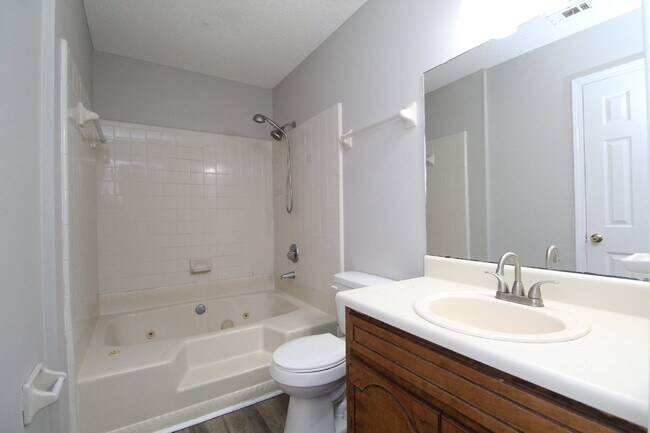 Building Photo - 3/2 Northwest Pensacola brick home with ga...