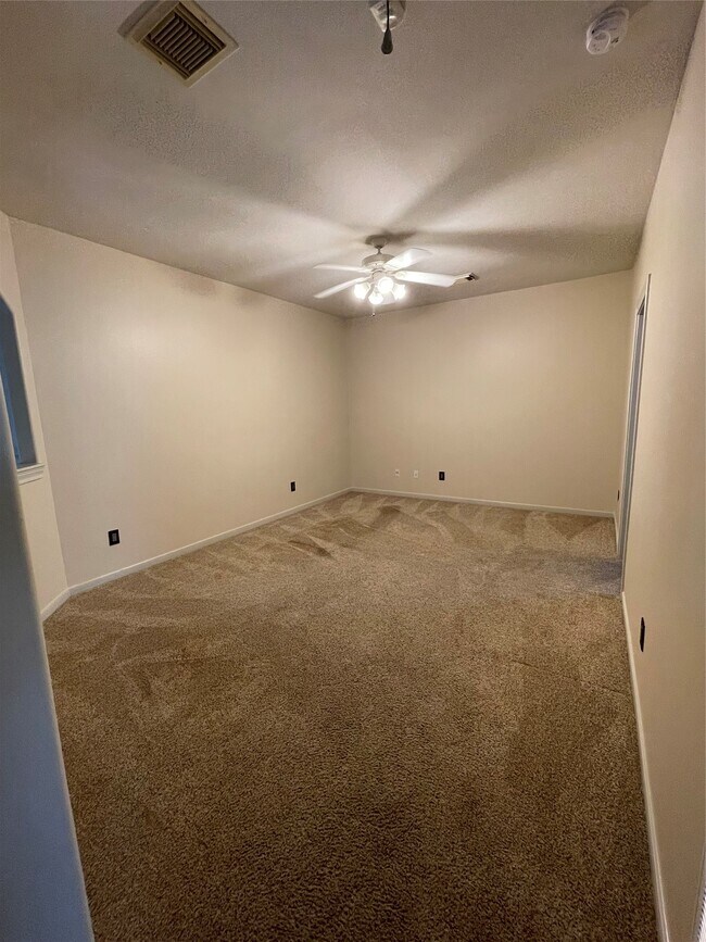 Building Photo - 1759 Lakeside Enclave Dr