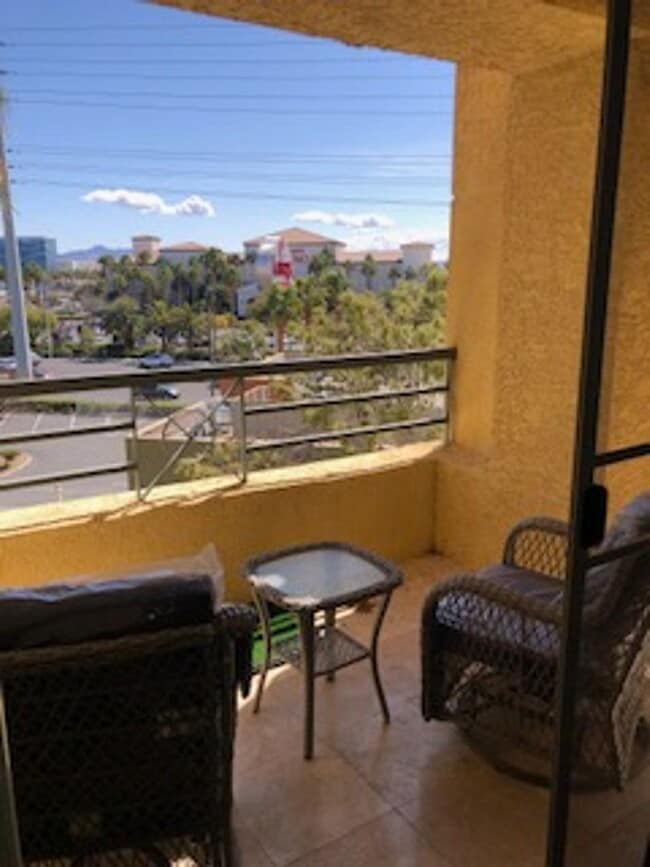 Building Photo - Meridian Unique 1 Bd / 1 Ba  Furnished Luxury Condo.
