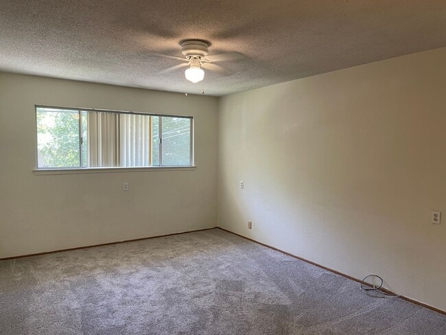 Building Photo - **RESERVE NOW FOR SUMMER 2026**  Spacious 6-Bedroom House Near Chico State