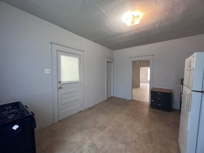 Building Photo - 215 Cook-