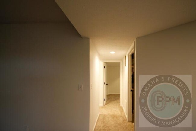 Building Photo - Spacious 4-bedroom, 3-bath home in Omaha