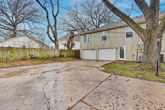 Building Photo - 1019 W 75th St