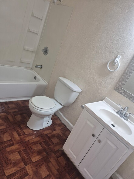 Building Photo - 3143 Magnoila, Unit b