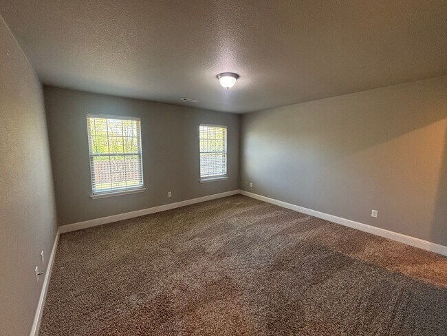 Building Photo - 4 Bedroom 3 Full bath Dream home located i...