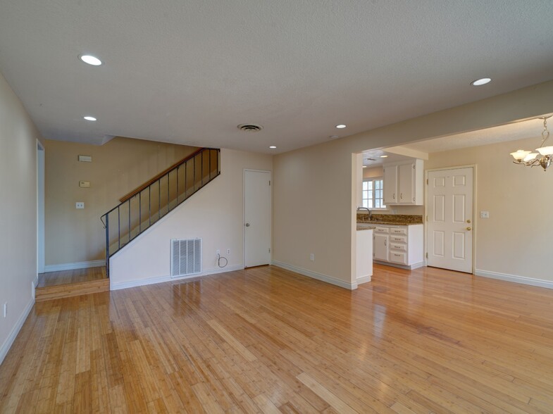 Building Photo - 1750 Prefumo Canyon Rd