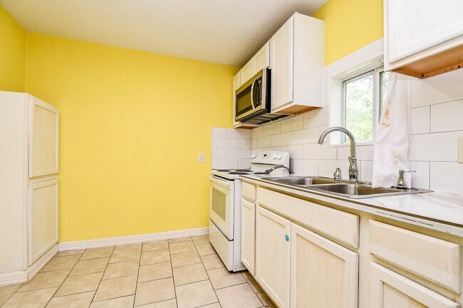 Building Photo - 9037 Crestview Dr