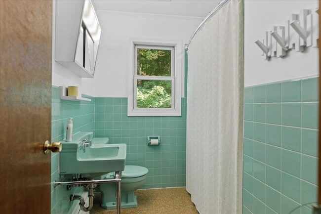 Building Photo - 275 Hillvale Rd