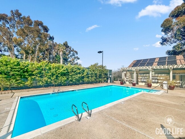 Building Photo - Stunning 2BD/2.5BA W/ In-Unit Laundry and ...