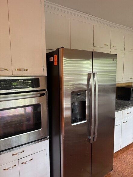Kitchen - 4610 Weyburn Ln