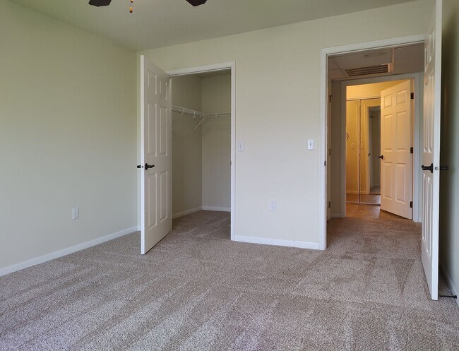 Building Photo - Diamond Valley Apartments