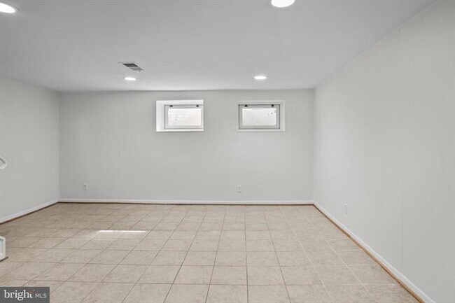 Building Photo - Charming 1-Bedroom Townhouse with 2 Full Baths in Arlington