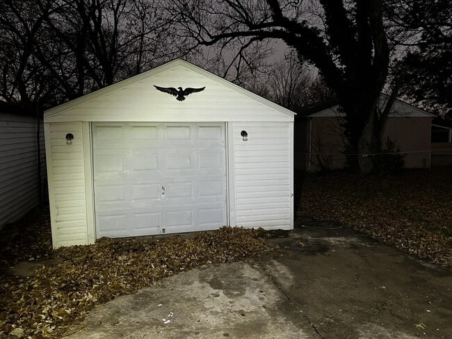 Building Photo - 4820 Bluebird Ave