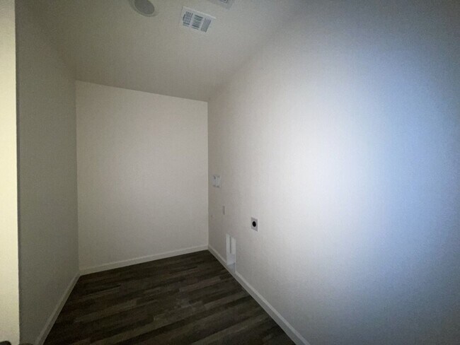 Building Photo - 4 bed 2 bath spacious home with garage BHCRENT.COM
