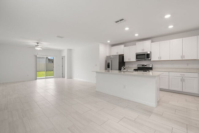 Building Photo - LIKE  NEW Home For Rent in Zephyrhills!