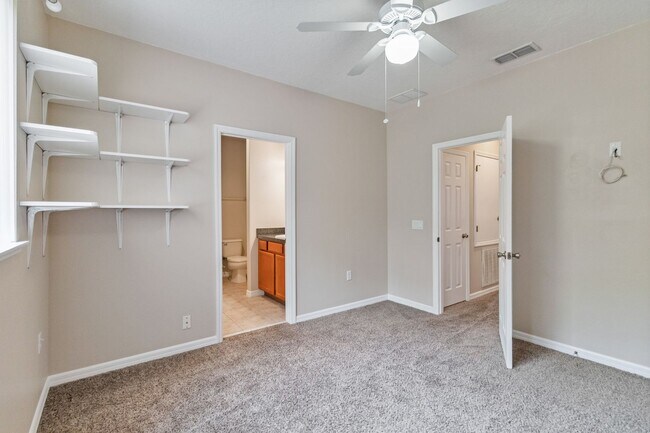 Building Photo - Beautiful 2/2.5 Townhome W/ 1 Car Garage L...
