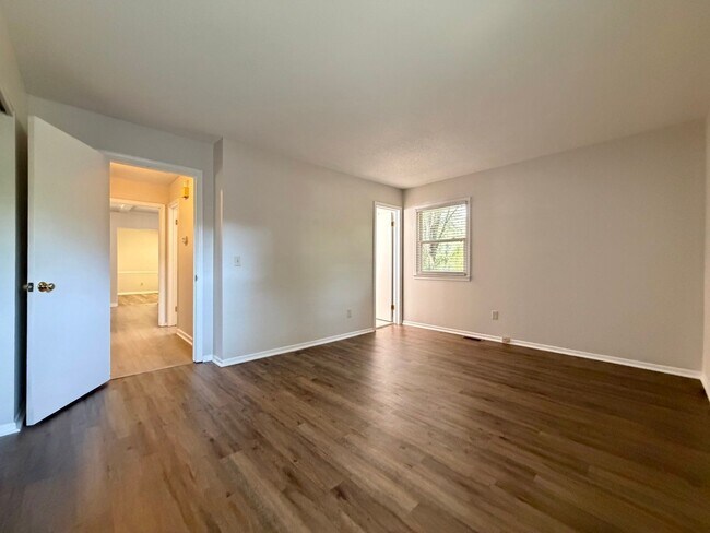 Building Photo - 121 Westview Dr