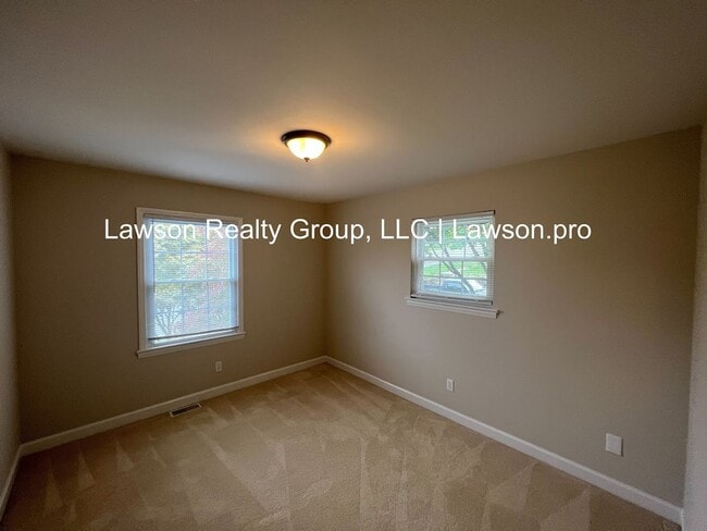Building Photo - Beautiful Cave Spring Split Level with Bac...