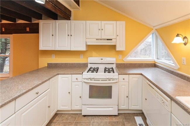 Building Photo - 15 Hoyt Rd