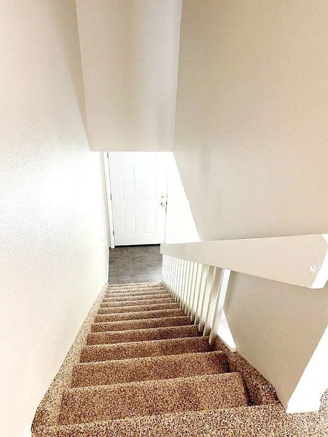 Building Photo - 2 bedroom townhome on east side-Don't miss...