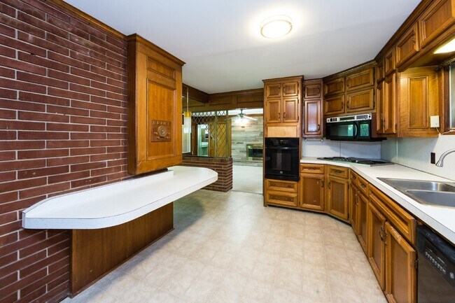 Building Photo - "Charming 3-Bedroom Oasis with 2 Full Baths – Spacious 2,295 Sq Ft Home in Charlotte's Heart!"