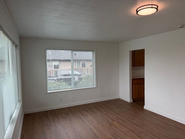 Building Photo - Updated 3 bedroom, 1 bath house in Creswell!