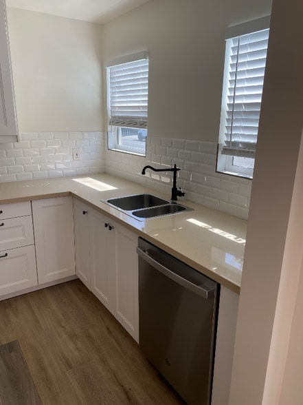 Building Photo - 6071 Lexington Ave