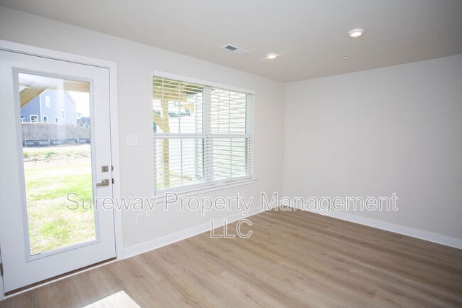Building Photo - 8 Foxwood Dr