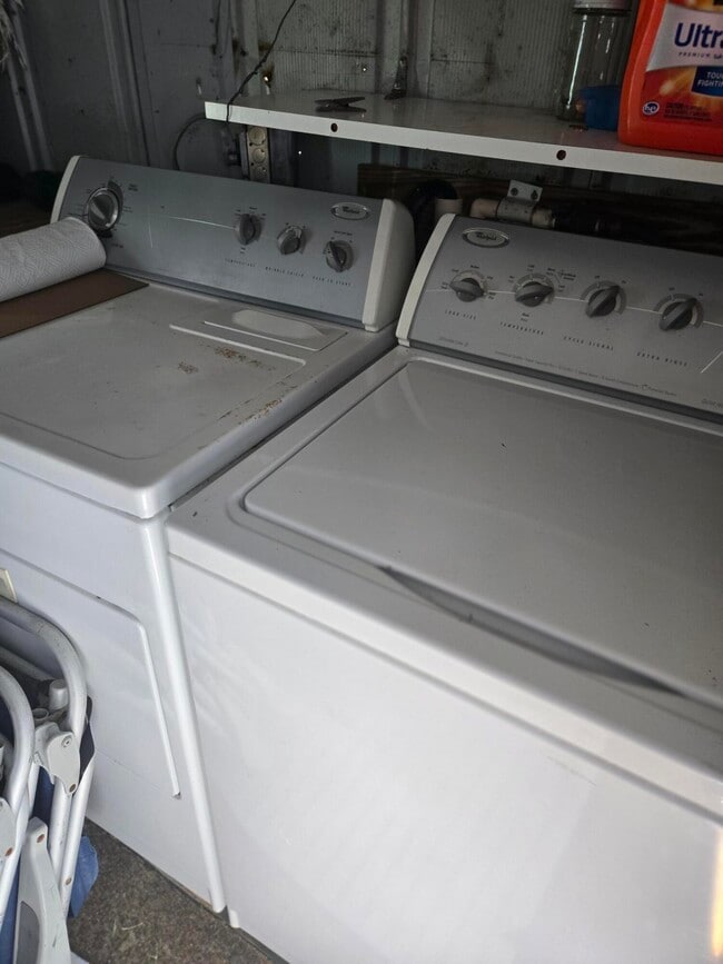 Building Photo - 13 Loafing St