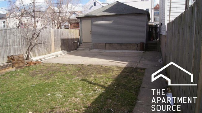 Building Photo - 1635 N Artesian Ave