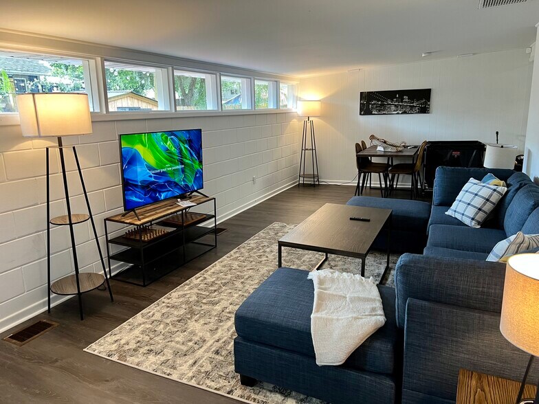 Building Photo - 325 S 2nd St