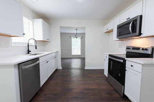 Building Photo - 605 Bonnie Bell Ln