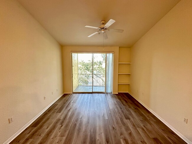 Building Photo - Recently Renovated 2BR/2BA Third Floor Uni...