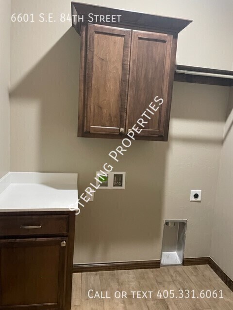 Building Photo - 6601 SE 84th St