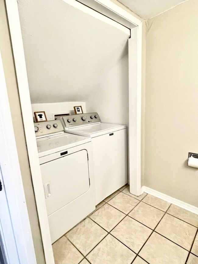 Building Photo - 3 BR 2.5 BA Luxury Townhouse