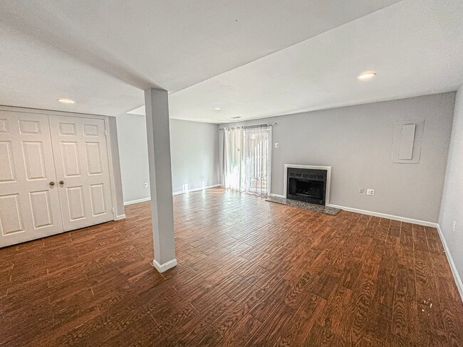 Building Photo - Updated 3 Bed 3.5 Bath Townhome with Deck ...