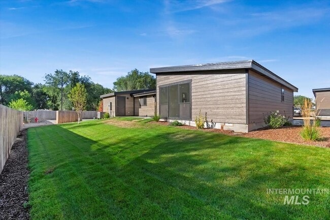 Building Photo - 362 London St