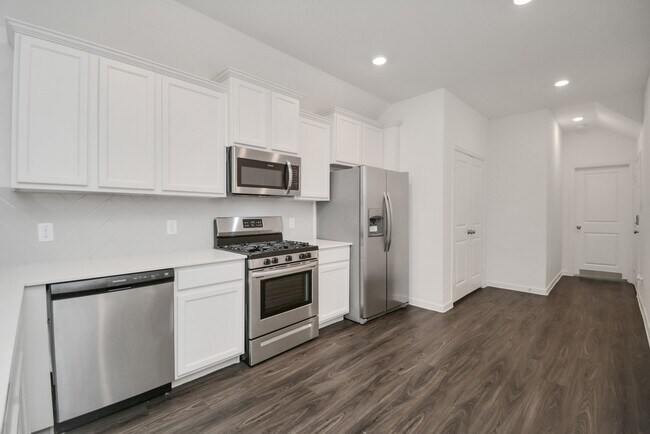 Building Photo - 15819 Kinlough Dr