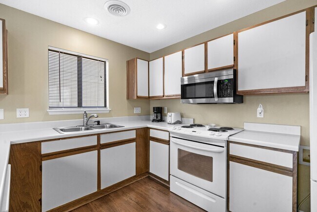 Building Photo - ***Free Utilities ** Seasonal Rental Available October 5 to Feb 1st  2026