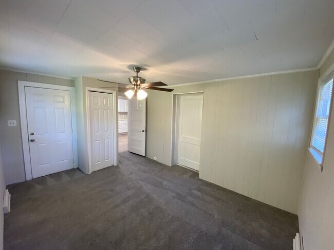 Building Photo - Very nice 4 bedroom 1 bathroom house JUST REMODLED (Spring 2022)