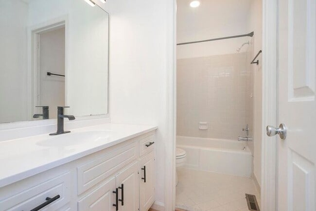 Building Photo - Beautiful 3 Bed Brentwood Townhome!