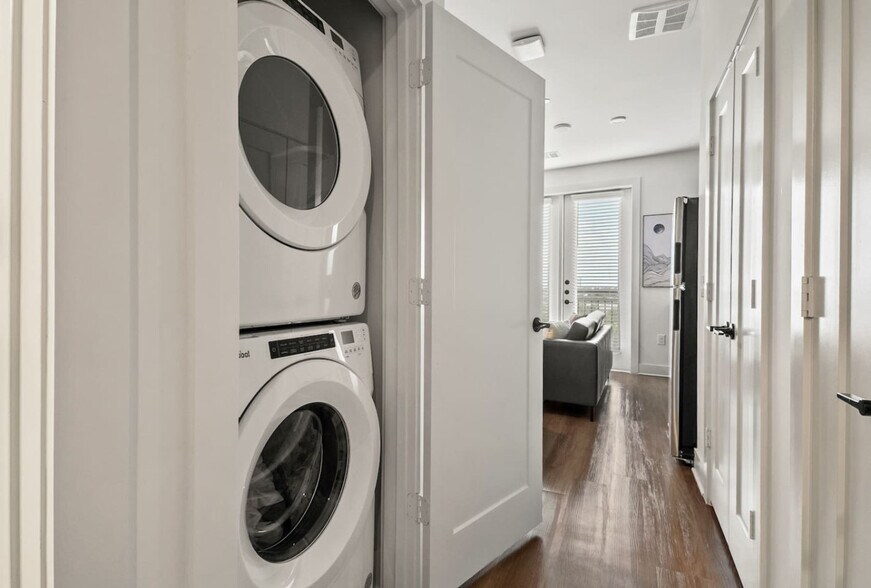 Building Photo - 701 Richmond Ave.