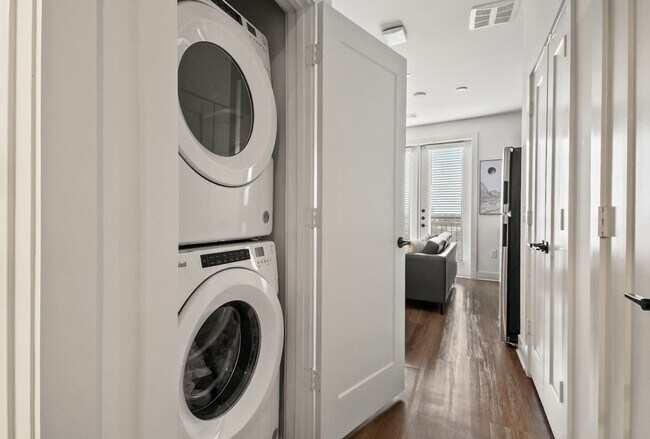 Building Photo - 701 Richmond Ave.