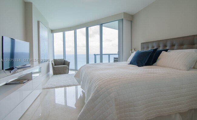 Building Photo - 17001 Collins Ave