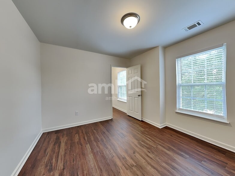 Building Photo - 113 Ridgebrook Way