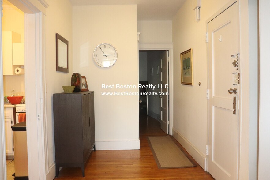 Building Photo - 8 Forest St