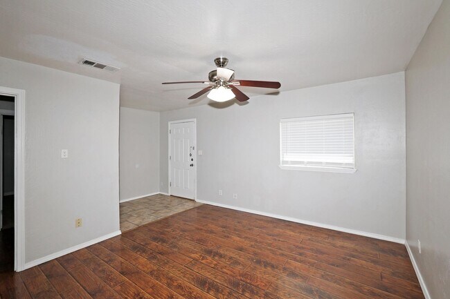 Building Photo - Cute home in Gables for rent~ 2 bed/1 bath