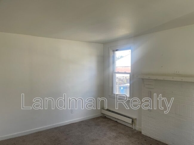 Building Photo - 131 Freda St