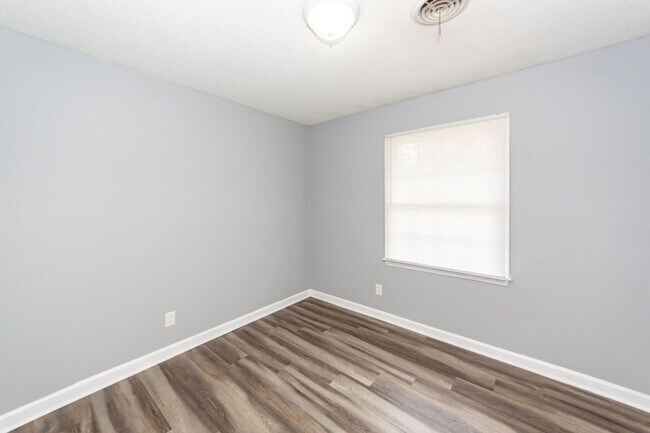 Building Photo - 107 Greenhurst Ave
